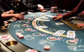 Aplikasi tantan99 di layar smartphone Android dengan meja blackjack langsung terbuka